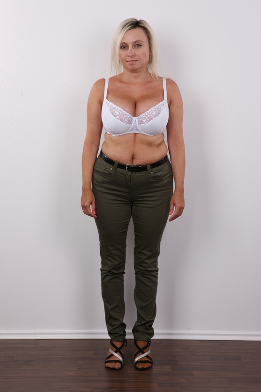 4. Download full pics of Marie (44) from czechcasting.com