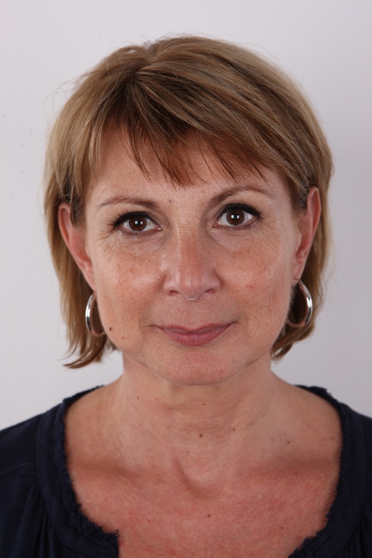 1. Download full pics of Pavlina (50) from czechcasting.com