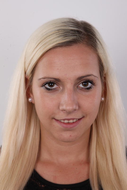 1. Download full pics of Jana (19) from czechcasting.com