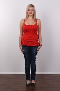 2. Download full pics of Marie (19) from czechcasting.com