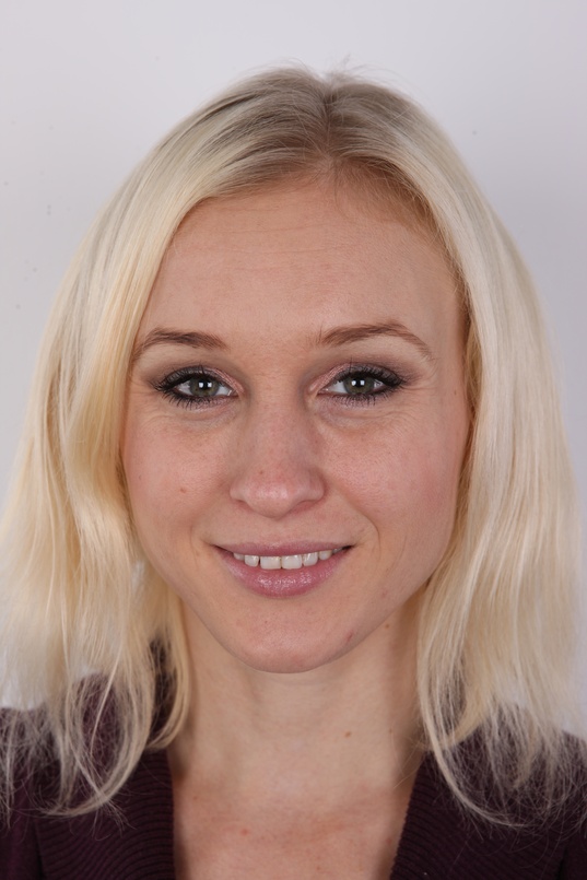 1. Download full pics of Petra (30) from czechcasting.com