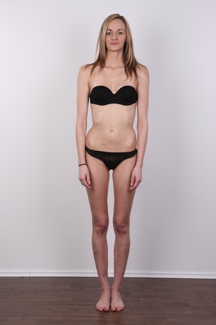 7. Download full pics of model Michaela (24) from czechcasting.com