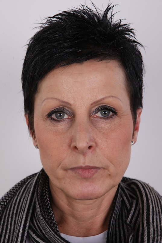 1. Download full pics of Renata (44) from czechcasting.com