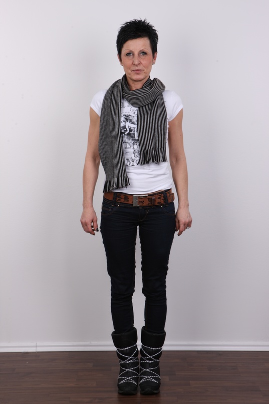 2. Download full pics of Renata (44) from czechcasting.com