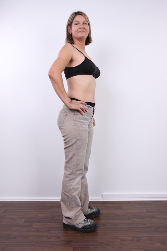 5. Download full pics of Jaroslava (33) from czechcasting.com