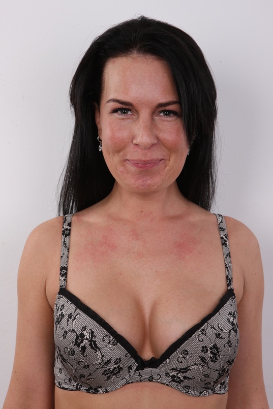 6. Download full pics of Alena (31) from czechcasting.com