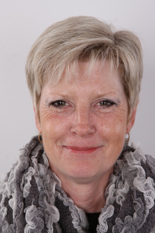 1. Download full pics of Jitka (54) from czechcasting.com