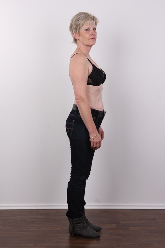 5. Download full pics of Jitka (54) from czechcasting.com