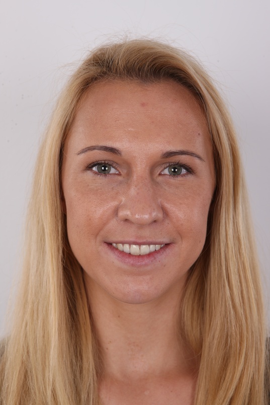 1. Download full pics of Lenka (26) from czechcasting.com