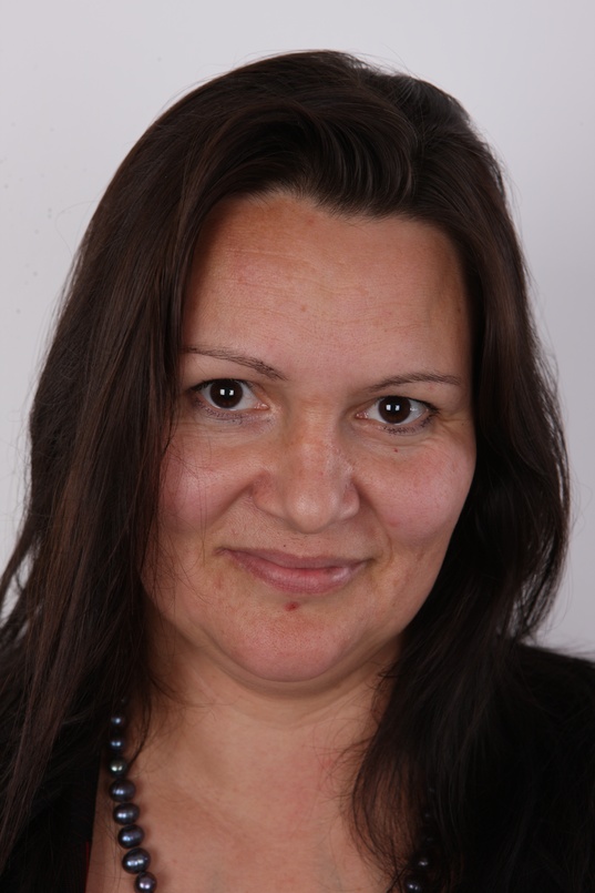 1. Download full pics of Renata (40) from czechcasting.com