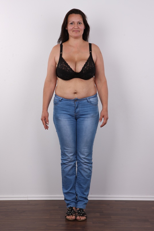 4. Download full pics of Renata (40) from czechcasting.com