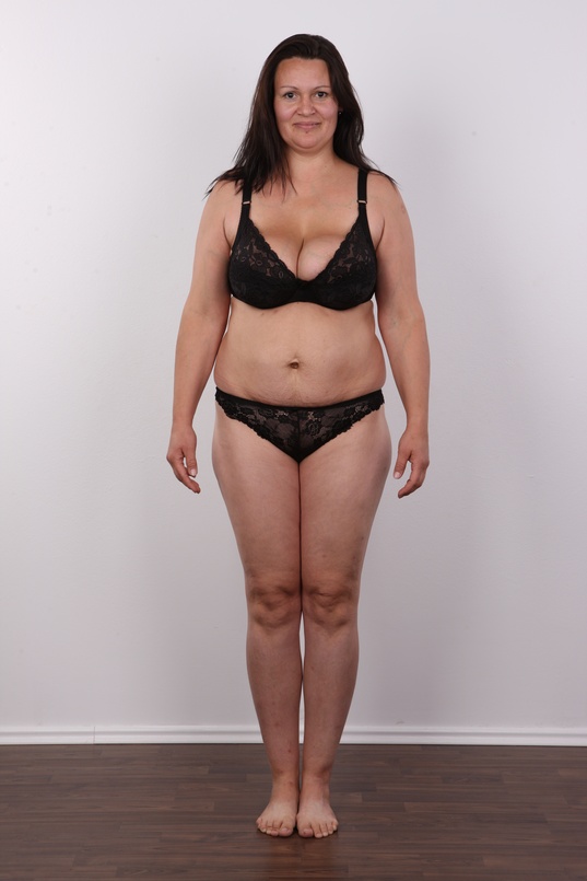 7. Download full pics of Renata (40) from czechcasting.com