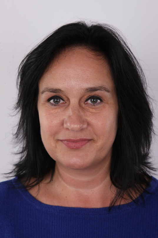 1. Download full pics of Alena (47) from czechcasting.com