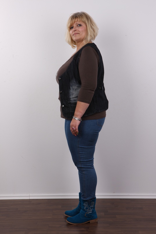 3. Download full pics of Sylvia (44) from czechcasting.com