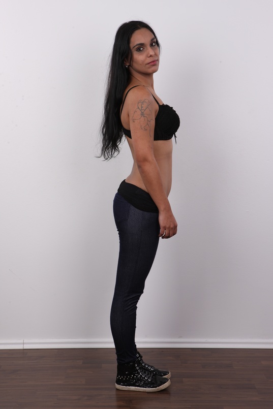 5. Download full pics of Monika (25) from czechcasting.com