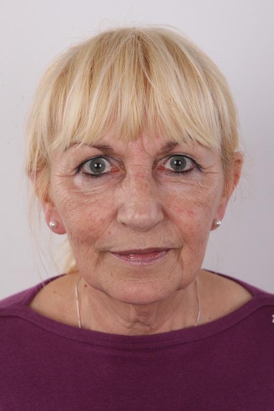 1. Download full pics of Anna (63) from czechcasting.com