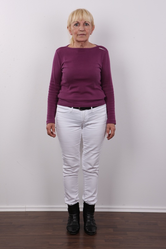 2. Download full pics of Anna (63) from czechcasting.com