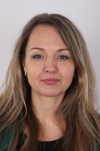 1. Download full pics of Jana (47) from czechcasting.com