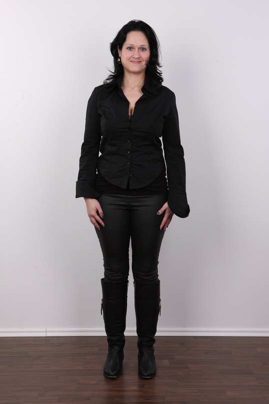 2. Download full pics of Dana (30) from czechcasting.com