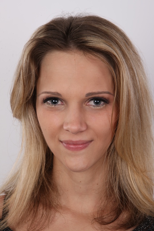 1. Download full pics of Sandra (20) from czechcasting.com