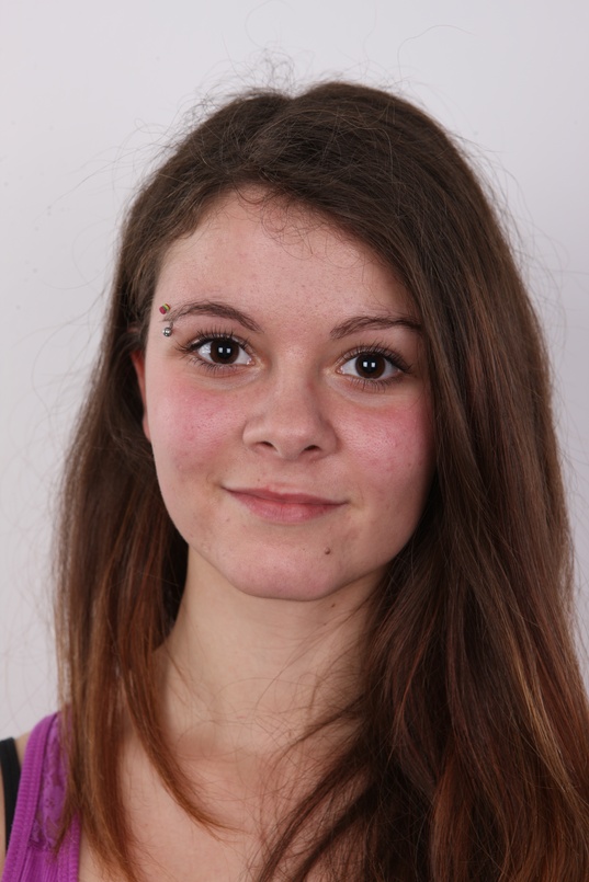 1. Download full pics of Zuzana (19) from czechcasting.com