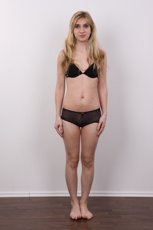 7. Download full pics of model Olga (27) from czechcasting.com