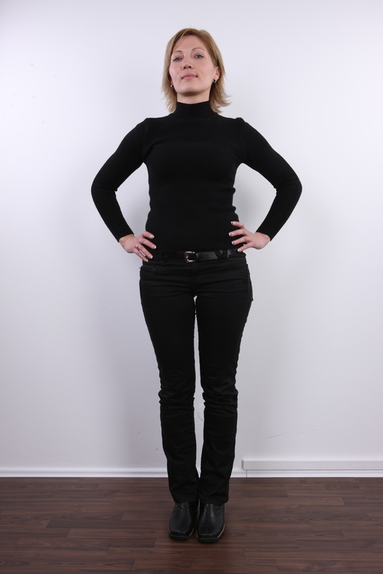 2. Download full pics of Viktorie (28) from czechcasting.com