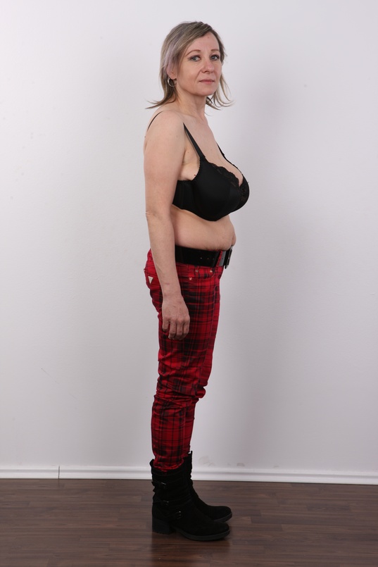 5. Download full pics of Alena (48) from czechcasting.com