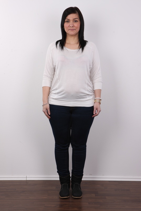 2. Download full pics of Renata (35) from czechcasting.com