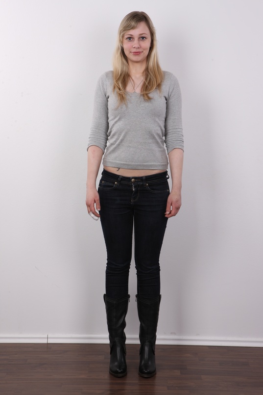 2. Download full pics of Renata (21) from czechcasting.com