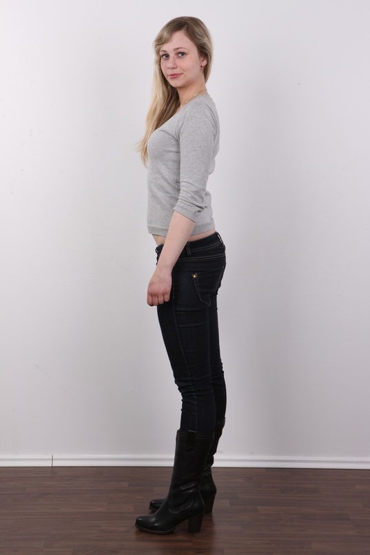 3. Download full pics of Renata (21) from czechcasting.com