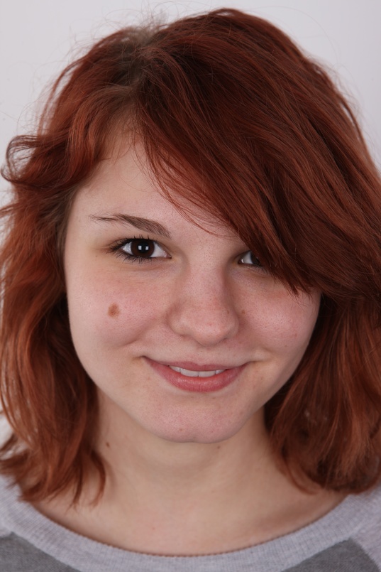 1. Download full pics of Viktorie (19) from czechcasting.com