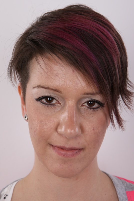 1. Download full pics of Tereza (21) from czechcasting.com