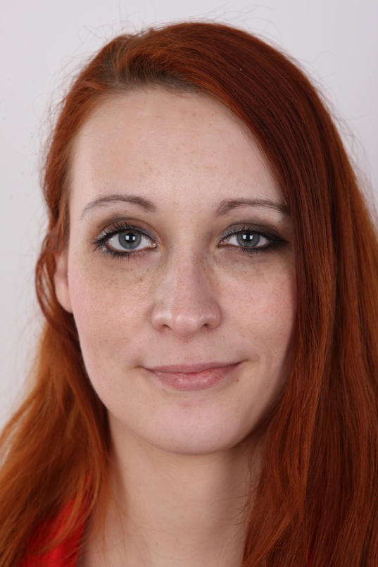 1. Download full pics of Izabela (25) from czechcasting.com