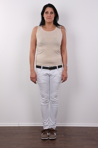 2. Download full pics of Iva (28) from czechcasting.com