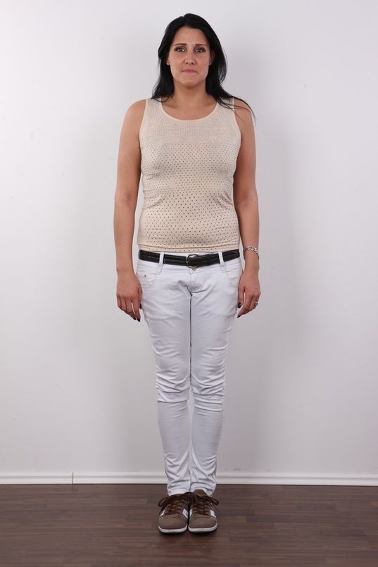 2. Download full pics of Iva (28) from czechcasting.com