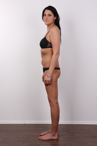 8. Download full pics of Iva (28) from czechcasting.com