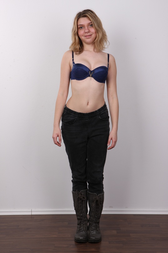 4. Download full pics of Ivana (18) from czechcasting.com