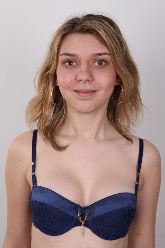 6. Download full pics of Ivana (18) from czechcasting.com