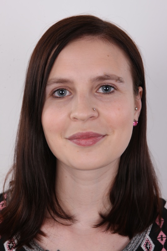 1. Download full pics of Veronika (22) from czechcasting.com