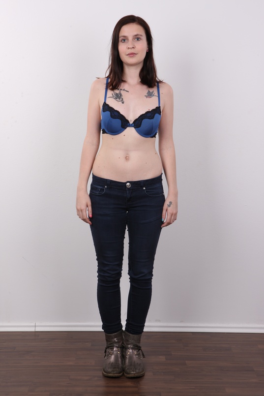 4. Download full pics of Veronika (22) from czechcasting.com