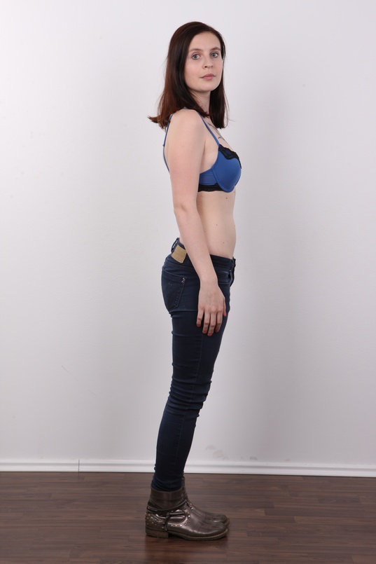 5. Download full pics of Veronika (22) from czechcasting.com