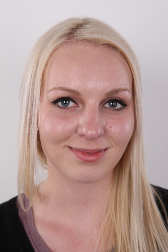 1. Download full pics of Kamila (21) from czechcasting.com