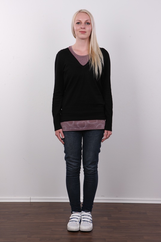 2. Download full pics of Kamila (21) from czechcasting.com