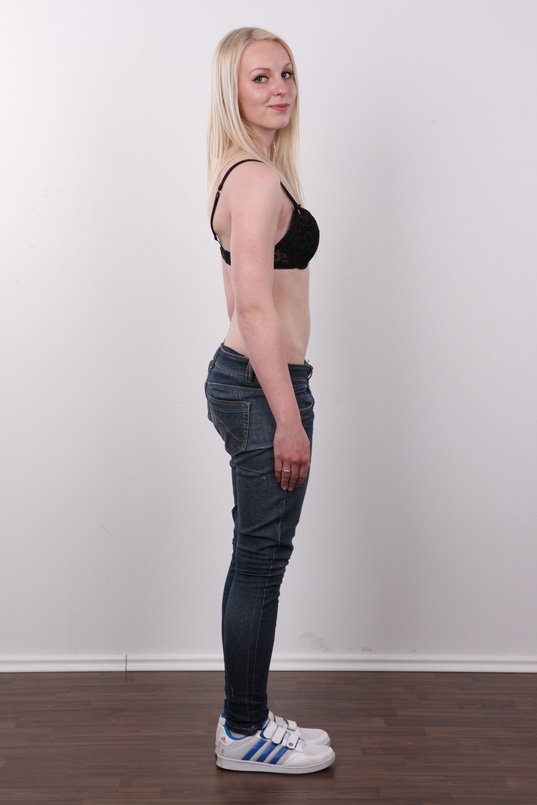 5. Download full pics of Kamila (21) from czechcasting.com