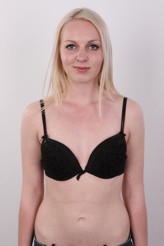 6. Download full pics of Kamila (21) from czechcasting.com