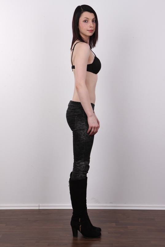 5. Download full pics of Vendula (24) from czechcasting.com