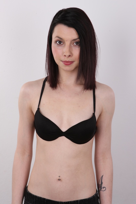 6. Download full pics of Vendula (24) from czechcasting.com