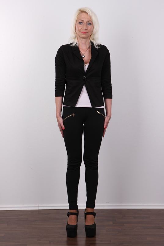 2. Download full pics of Alena (34) from czechcasting.com