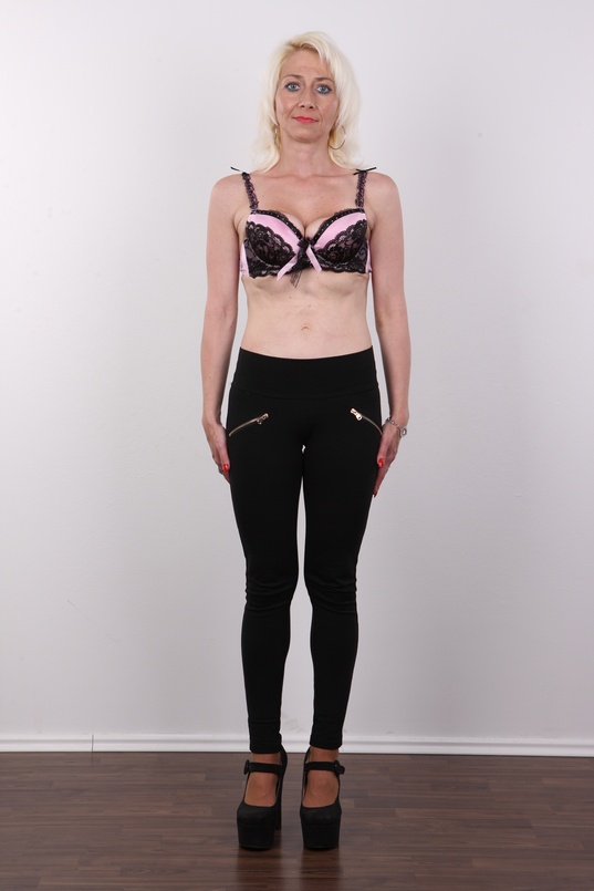 4. Download full pics of Alena (34) from czechcasting.com